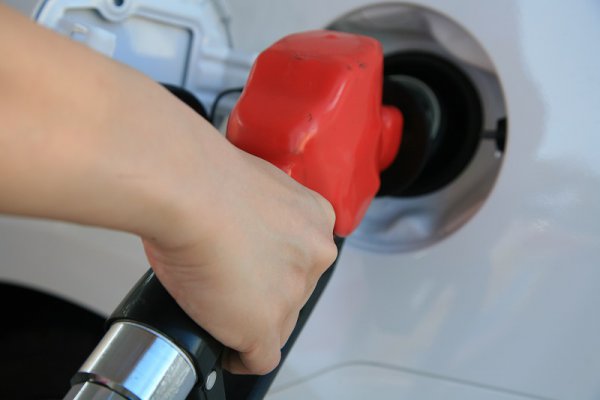 【その「数歩」が危険!! 火災発生多発!!】セルフスタンド給油でなぜ静電気除去が大切なのか？　