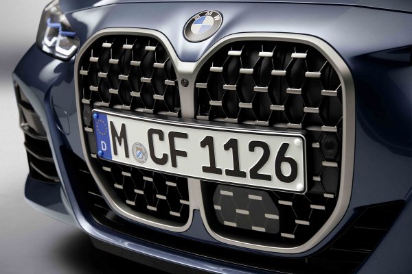 新型BMW4シリーズクーペ初公開!! 史上最大のデカ鼻キドニーグリル!?