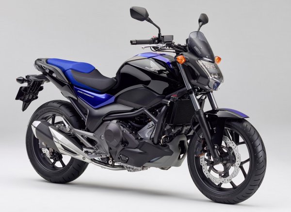 ホンダNC750S DCT（6速DCT）。価格82万6100円～84万2600円（ABS付）。水冷4ストロークSOHC4バルブ直列2気筒745cc、54ps／6.9kgm、WMTCモード燃費28.3km／L（クラス3-2）。AT限定大型二輪免許