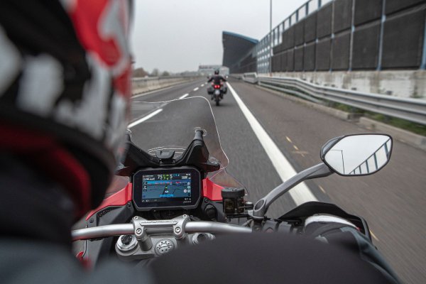 バイクでレベル1の自動運転技術が実用化！ 本気で頼れるハイテクメカがライダーをスーパーアシスト