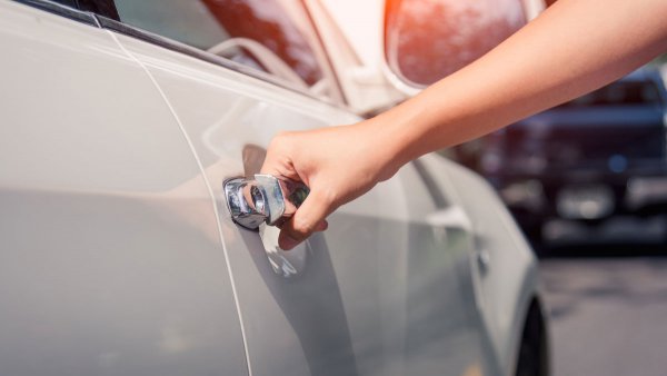 ドアノブで「バチン!」 2秒でできる!! 冬場の静電気を防ぐ簡単な方法