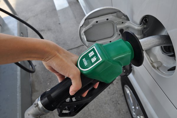 誤給油はなぜ減らない? ガソリン車に軽油を入れるとどうなる?