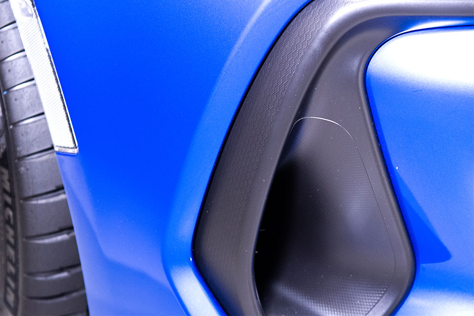 新型86/BRZではバンパーサイドも穴が開く。覗きたい！