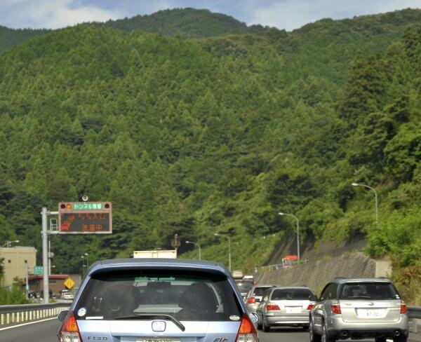 東名、中央、名神の左右ルートがある箇所は、すべて山岳地帯でトンネルがある