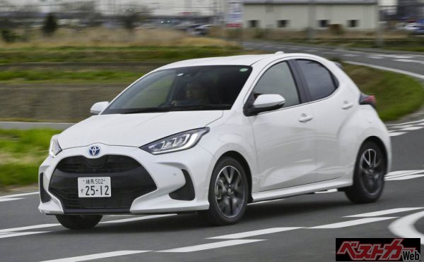 日本の燃費ベストカーはヤリスハイブリッドX。その他のグレード（Ｇ/Ｚ）も35㎞/L台と非常に優秀である。コンパクトなボディは軽く、走りもＢプラトップクラスの走りを実現