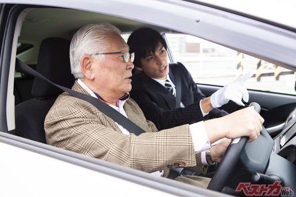 2022年5月から導入される実車試験は合否判定が下され、不合格になると免許証の更新が出来なくなる（Monet＠Adobe Stock）