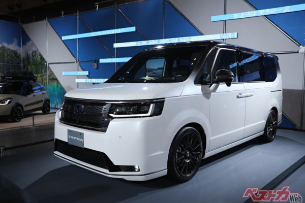 こちらが東京オートサロンでお披露目された新型の6代目「ステップワゴン」だ。発売は4月以降の予定だが、ひと足先に発売されたノア/ヴォクに対抗すべくお披露目された形だ