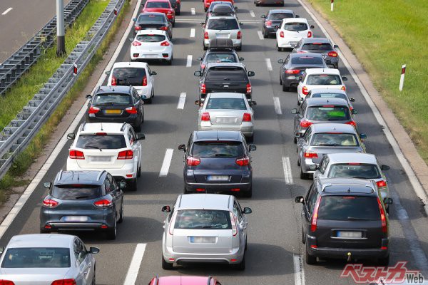 信号もないのに高速道路でどうして渋滞が起きるのか