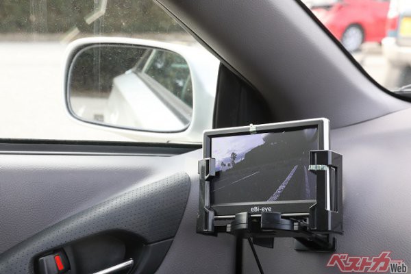 サイドミラー下に後付けしたサイドカメラ。　左右の死角からの車両の接近を確認できる