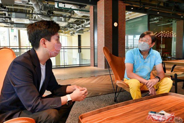 かのテスラを超える野望を持つ若き天才、山本一成CEO（左）率いるTURINGが見ている未来とはいったい何か？　国沢光宏氏（右）が直撃した！