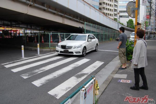 いったいどっちなのか！？　横断歩道で歩行者に道を譲られたら……クルマはどうすべきか？