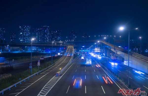 深夜割引によってかなりの深夜シフトが起きたようだが、清水氏にとってはまったく予想外だったようだ（oka＠AdobeStock）