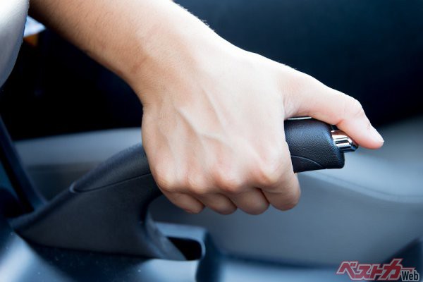 「と…止まらない!!??」最近はサイドブレーキレバーが消失!! トラブルでブレーキが利かなくなったらどうすればいいか