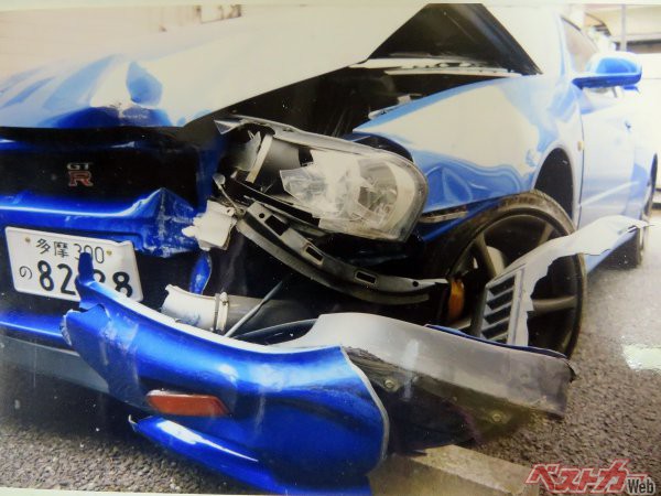 調子に乗ったばかりに買って間もない愛車をこんな状態に。この時の修理代がなければ、結構なチューニングもできたかも知れないし、そもそも新車だって行けてたのかも<br>