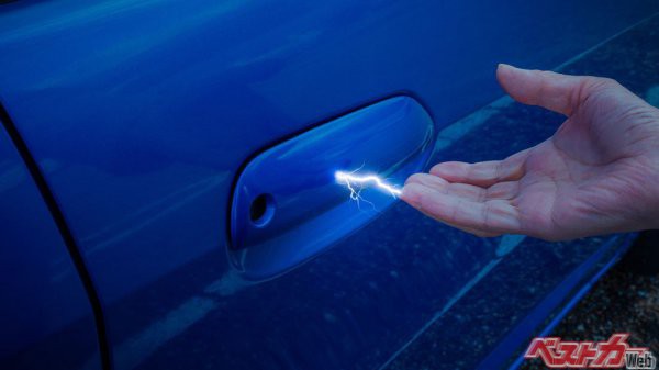 ドアハンドルで「バチン！」冬場に静電気を防ぐ簡単な方法