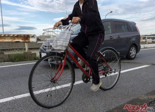 自転車にもあおり運転は適用される!?　自転車に走行車線の真ん中をふさがれたらドライバーはどうすればいい？
