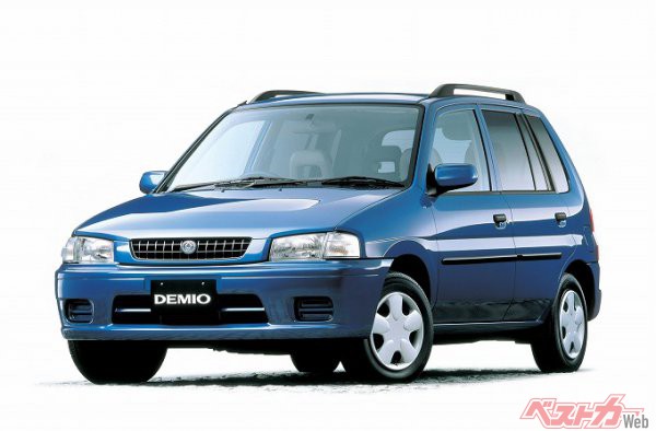 初代デミオは1996年に登場。当時、苦境に陥っていたマツダを立ち直らせた救世主的モデルに！