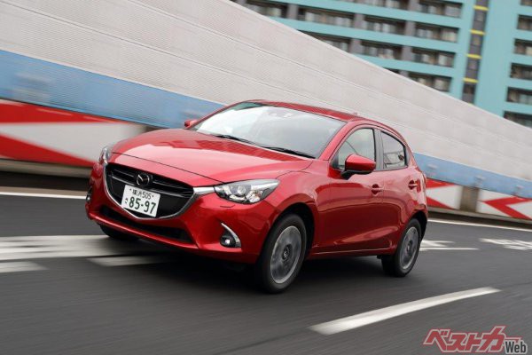2014年にフルモデルチェンジを受けて登場した4代目デミオ（現在はマツダ2）。