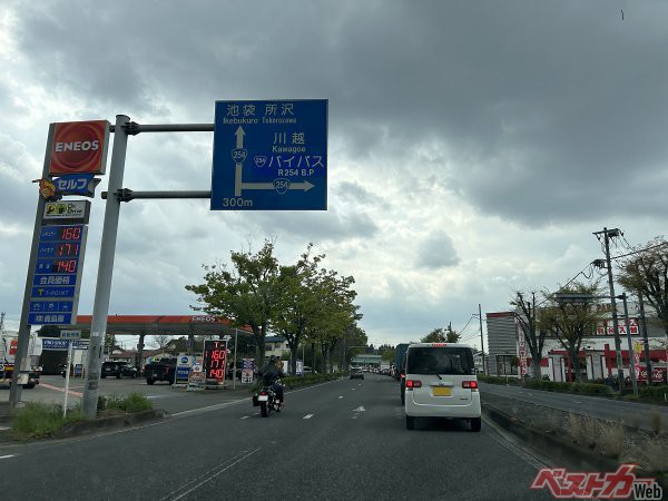 浦所バイパスと国道254号バイパスが接続するT字路では激しい渋滞が起きている（助手席から撮影）