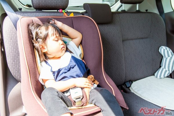 マジか…「約55％が子供を残してクルマを離れたことがある」 熱中症にご注意を!!