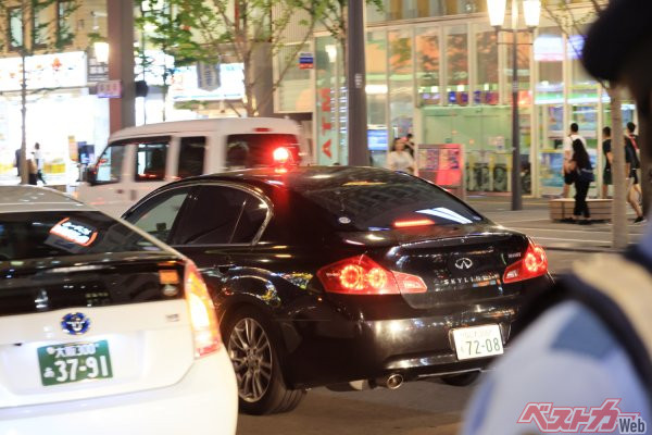 交通指導課暴走族対策室のV36スカイライン。これはもともと警護車だったものを転用している。エンブレムもインフィニティに換装している