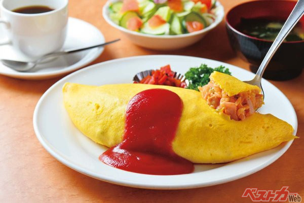 『レストラン　シラツユ』オムライスセット：1800円。セットにはサラダ、味噌汁、コーヒーがつく。ランチは1200円