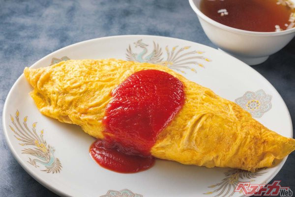 『中華料理　ぼたん』オムライス：1000円。美しい流線型に整えられたオムライスの中には、鶏肉、玉ねぎ、ピーマンと王道の具材が入る