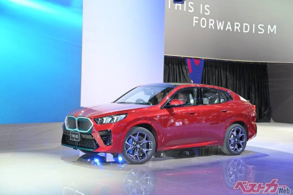 フルEVとなるiX2は一充電走行距離は417～449km。0-100km/h加速は5.6秒とさすがの性能を持っている