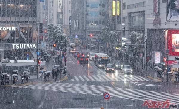 まだ早いなんて思っているとドツボにハマる!! スタッドレスタイヤの正しい交換時期の見極め方