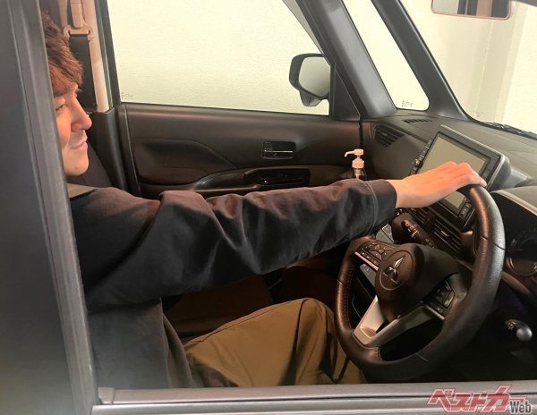「ヤンキー乗り」って危なくない？　横から見ると人が運転していないように見える！　ハンドルの正しい持ち方とは