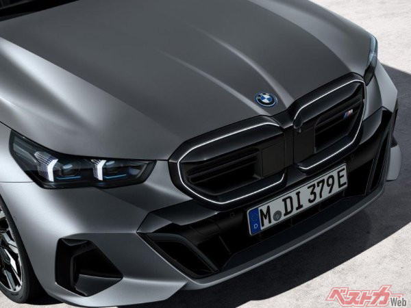 新世代ビーエム顔がイカすぜ!!!　新型「BMW5シリーズツーリング」が日本発売開始！　BEVとクリーンディーゼルの2タイプが登場!!