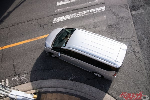 「あおりハンドル」しちゃう人必見!!　大型車では気になる内輪差だけど普通車はどうなのよ!?