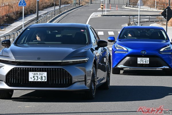 クラウンセダンは後席にゆとりあり!!　乗り心地も最高なのよ！　でもMIRAIに唯一劣ってる部分って？