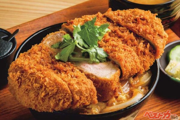 「フタが閉じない」かつ丼の「ボリューム」に驚愕!?　町食堂で食べられる絶品「かつ料理」7選　ルーが「ドロリ」のカレーもヤバイ
