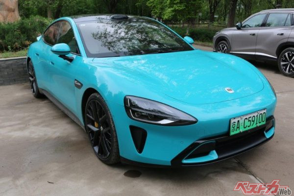 シャオミ初のクルマとして鳴り物入りで発表されたのがセダンのEV、SU7。発売開始から瞬く間に10万台以上を受注した
