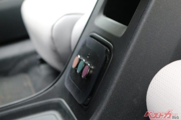 ダッシュボード下には中国車の最新トレンドとなる3連アロマが