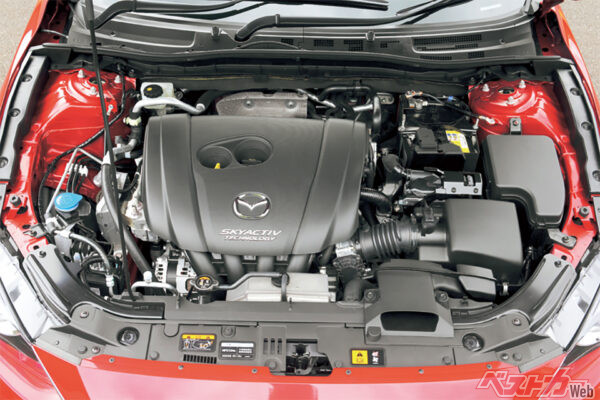 1.5Lは111ps/14.7kgm、2Lは155ps/20.0kgm。1.5Lは排気ガスの圧力を高効率に低下させるプリサイレンサー付きの専用排気システムを採用