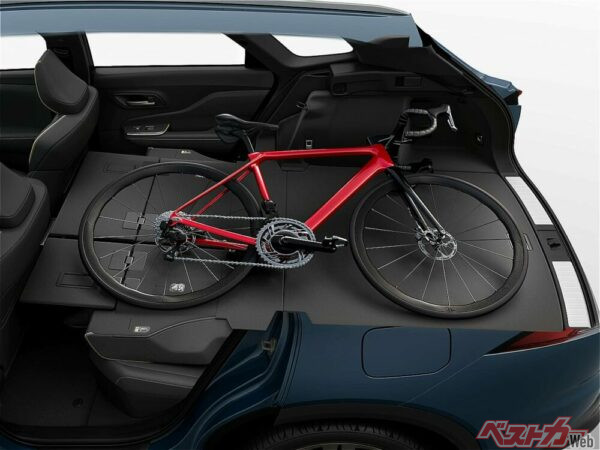 奥行なんと2m!!　車中泊も余裕でこなす[新型クラウン エステート]の荷室がデカすぎる件!!!