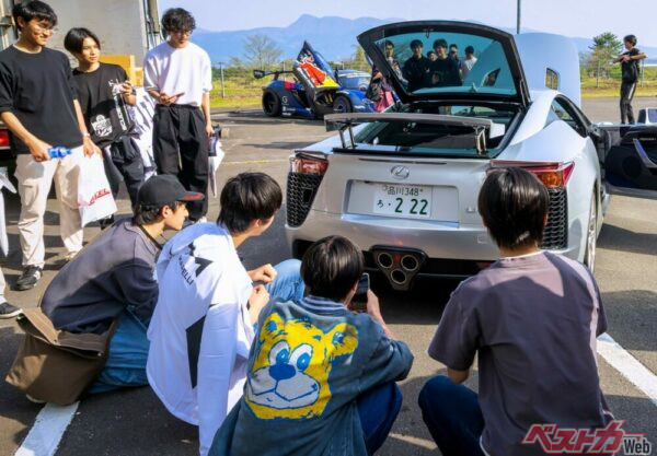 V10エンジンを積む日本のスポーツカーサプライズ登場に大学生たちも大興奮!!　プロのドリフト同乗体験会も大盛り上がり!!!!!