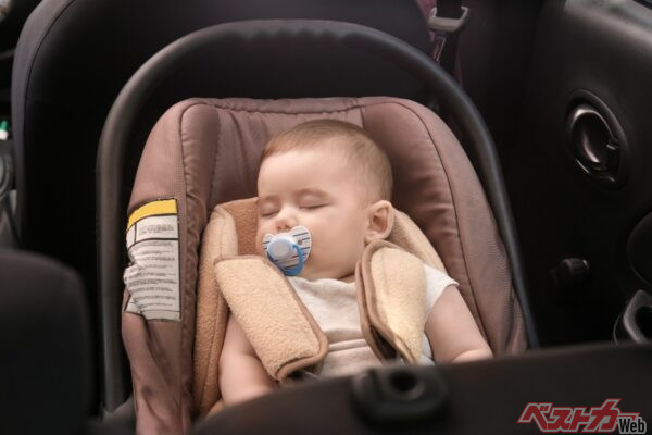 クルマのエンジンが奏でる音と走行中の振動が、赤ちゃんを心地よい眠りに誘ってくれるという（Africa Studio@Adobestock）