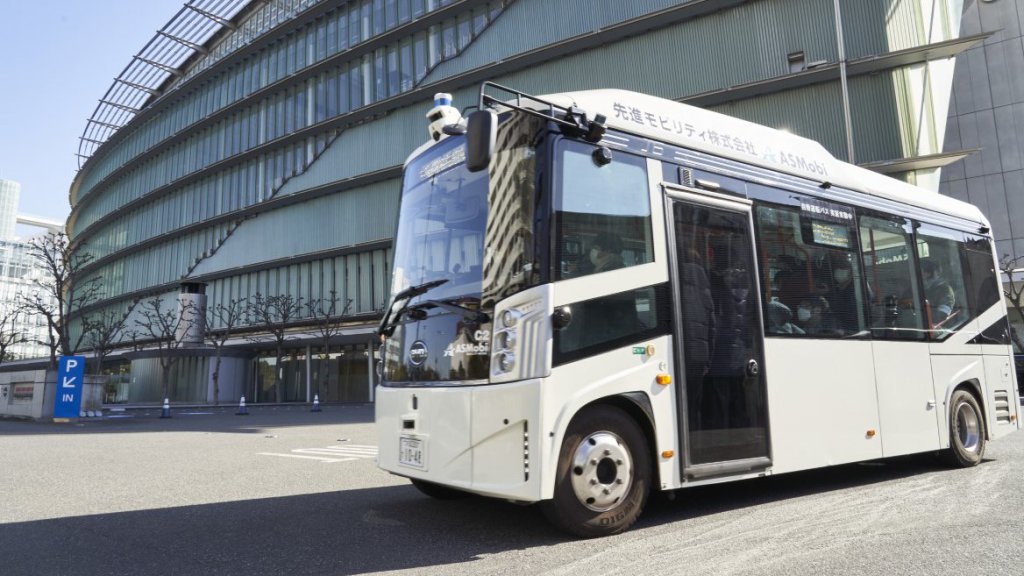 自動運転バスにスーツケースが道案内!?　実現可能性大の未来の姿がスゴい