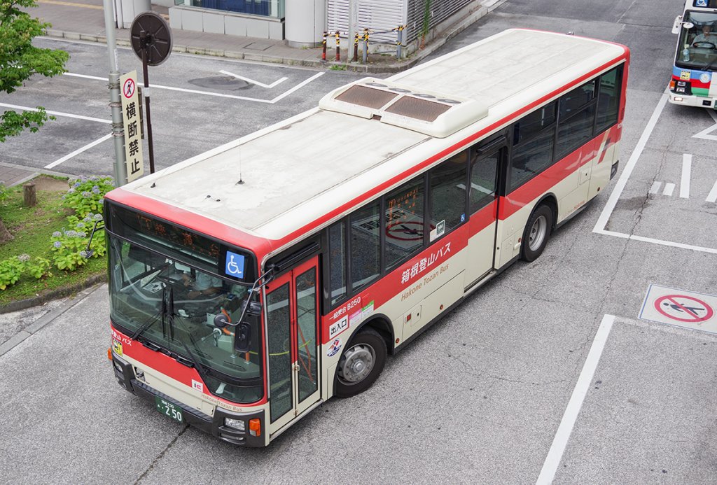 電車や航空機にはボディに書かかれている車両名や記号……バスの場合はどうなってる?