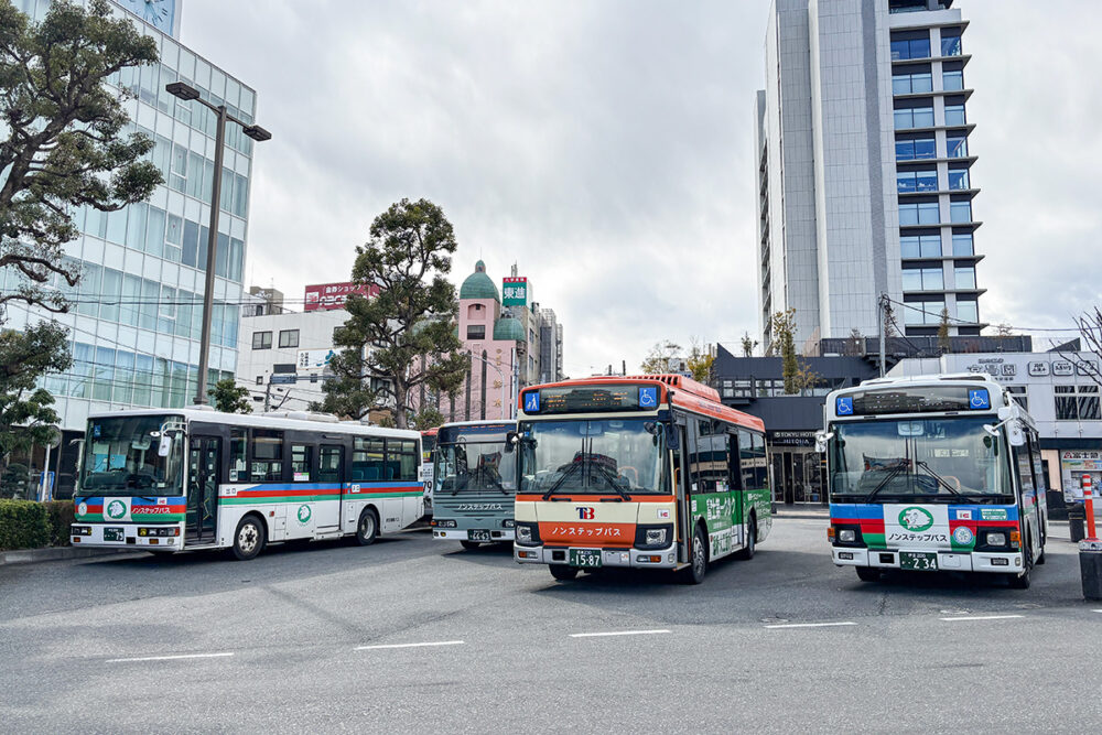 今も意外と……いや元気に走っているゾ!!　「浮いた」感じのバス車両の存在感がありすぎる!!