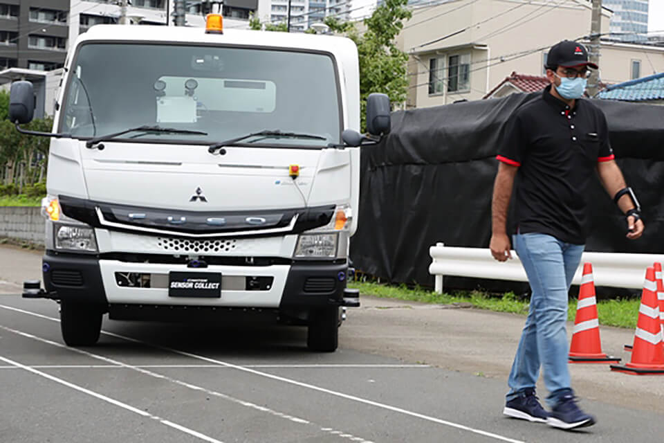 三菱ふそう「eキャンター・センサーコレクト」の衝撃 ゴミ収集車が無人で作業者についてくる!?