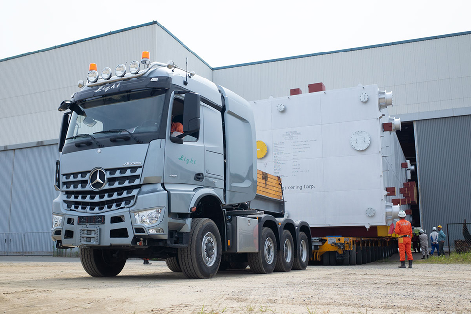 日本に2台の超希少車!! ベンツの重量物運搬トラクタに迫る