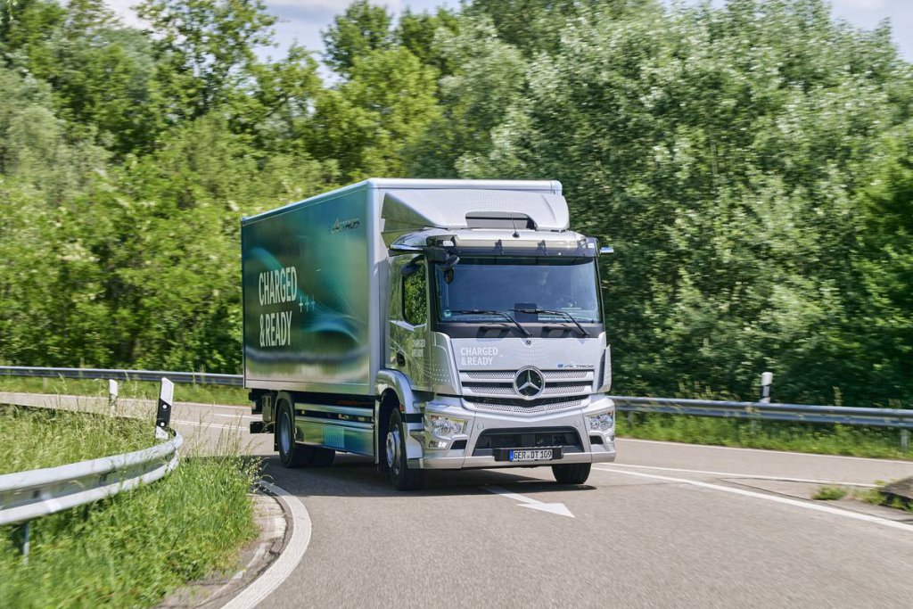 長距離輸送も電動化！　メルセデス・ベンツが大型バッテリーEVトラックをいくつも準備中!!
