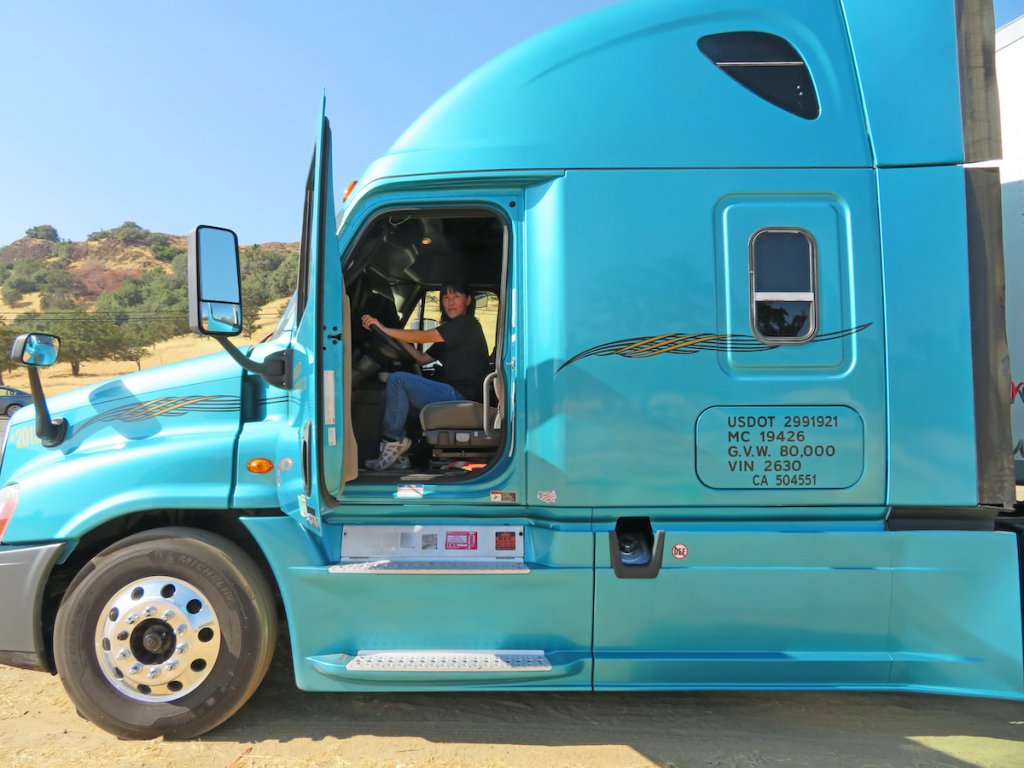 アメリカではドデカいトレーラにこんなものを積んでいた！　なでしこトラッカーに聞く米国のトラック積み荷事情