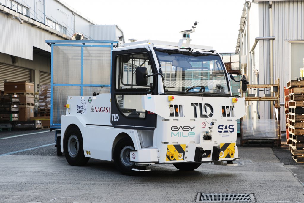 エンジンの工場内搬送の人員を削減!!　三菱ふそうが自動運転×遠隔管制技術を搭載した無人自動けん引車をテスト