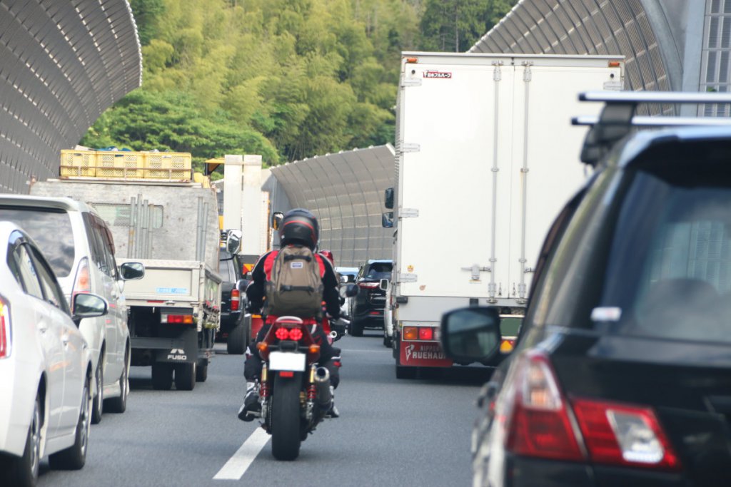 すり抜け!!　ながらスマホ!?　トラックドライバーが危険を感じる自転車やバイク等の走行とは？ 【運輸労連アンケート】