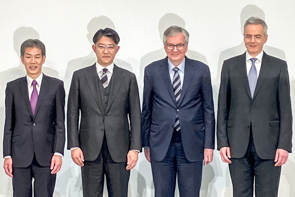 向かって左から日野の小木曽社長CEO、トヨタの佐藤社長CEO、ダイムラーのダウムCEO、三菱ふそうのデッペン社長CEO